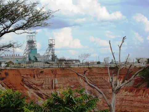 Illegal miners pillage Zambian copper mine