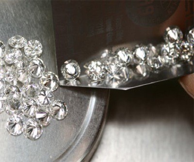 De Beers making it harder for diamond dealers to join supply chain
