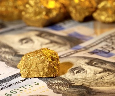 Gold prices hit 4-week-low retreat as dollar strengthens