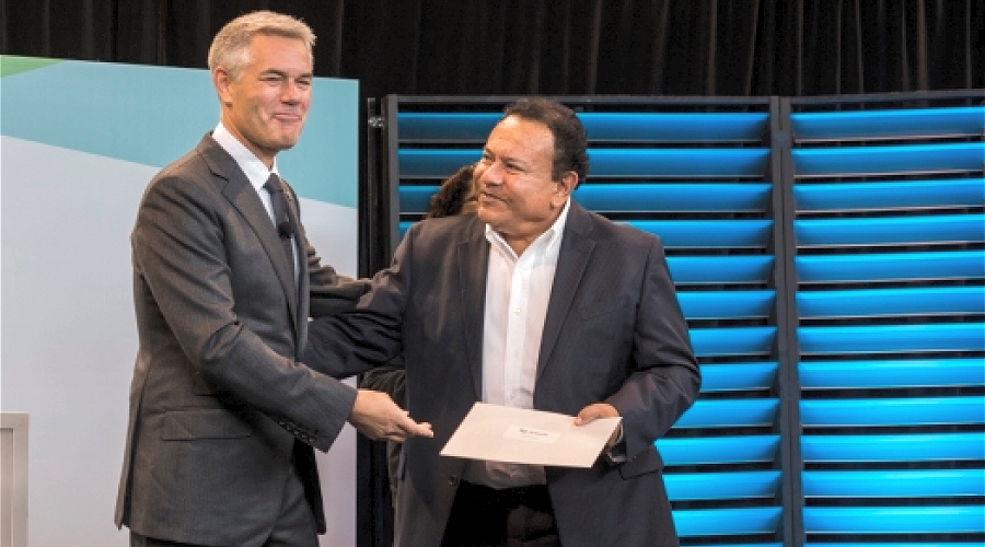 Grupo México Senior Technical Advisor, Enrique Sanchez, celebrates the company's Shaping Smart Change honor with Hexagon President and CEO, Ola Rollén at HxGN LIVE in Anaheim, California.