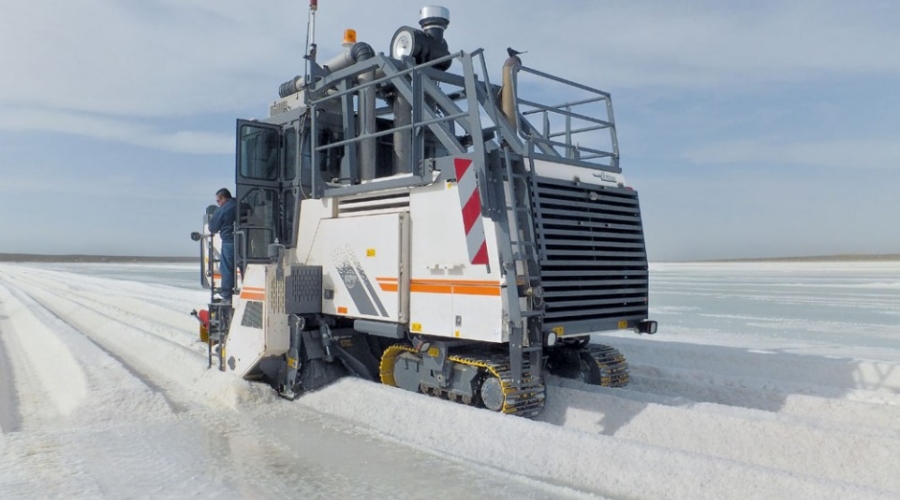 The 2200 SM is equipped with a 3.8 m wide cutting drum unit and deposits the salt in a windrow, ready for loading. 