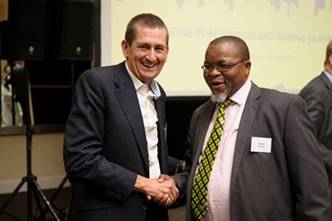 Bernard Swanepoel, Chairman of Joburg Indaba, congratulating Gwede Mantashe, Secretary General of the ANC, on being inducted into the Joburg Indaba’s inaugural SA Mining Hall of Fame 