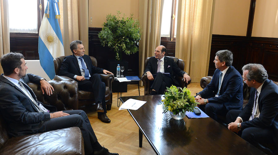 Argentinian President Mauricio Macri, members of his cabinet and Chubut's governor meet with Pan American Silver Chairman Ross Beaty (Photo: Casa Rosada).
