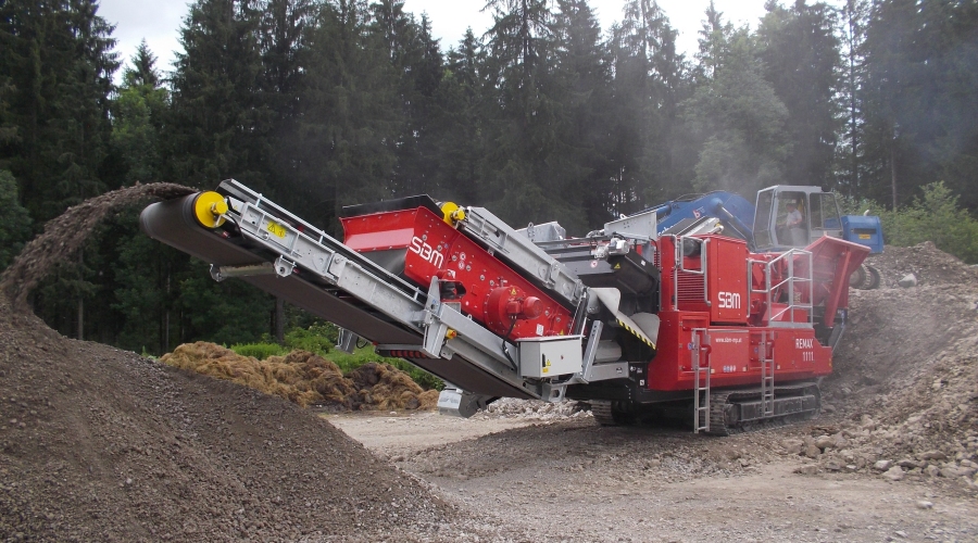 The electric travel drive FAT 325 prooves itself in operation in challenging conditions in a SBM mobile crushing plant.