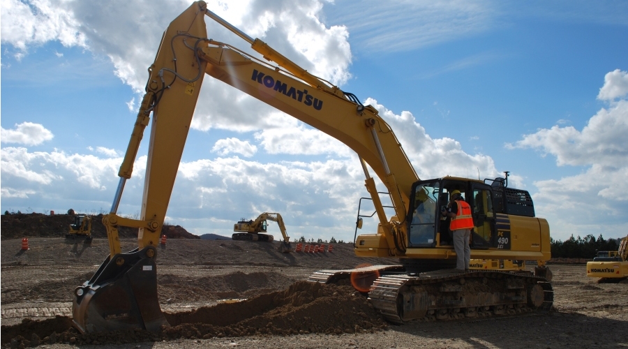 Student learning how to operate a Komatsu PC490LCi-11