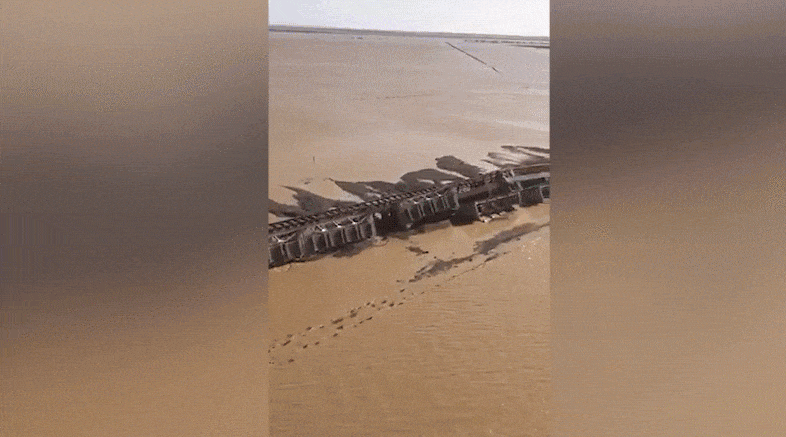 Stunning footage of Australia copper, lead, zinc train derailment