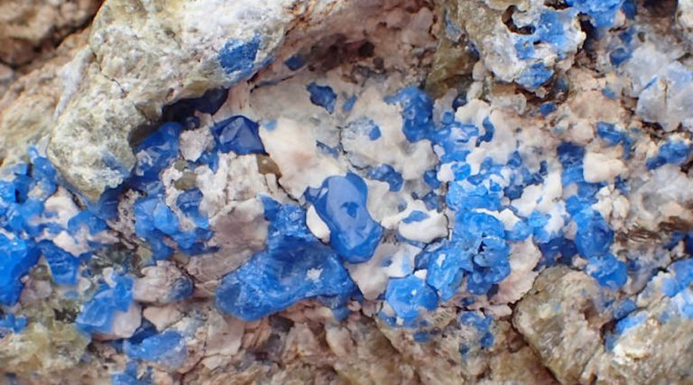 Scientists figure out origin of cobalt-blue spinel in Canada’s Arctic
