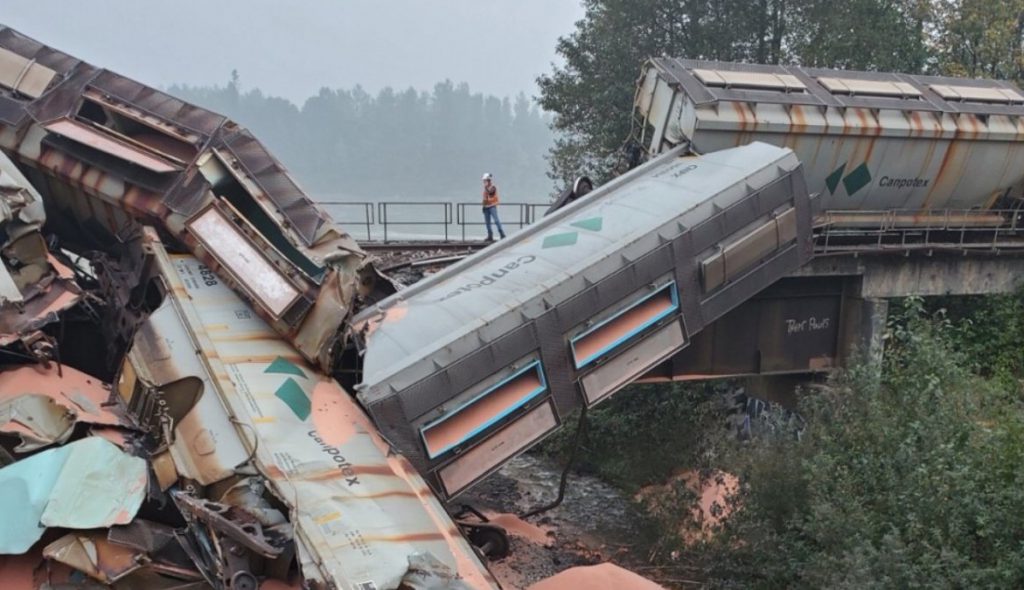 Train carrying potash derails near Hope, B.C.