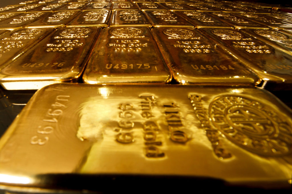 Gold Trades Near ‘Danger Zone’ as Dollar, Treasury Yields Surge