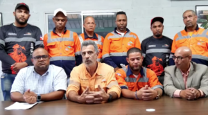 The president of the Cerro de Maimón mine together with union workers announcing the end of the strike action.