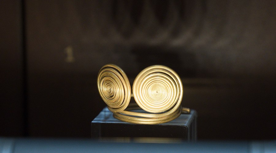 Middle Helladic Gold jewellery, grave goods from accompanying a wealthy burial: Hair ornament. Thebes, 1700–1600 BC. Archaeological Museum of Thebes‎.