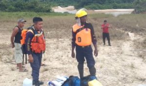 Agents from Venezuela's risk management and civil protection agency assisting those affected by the mine collapse.